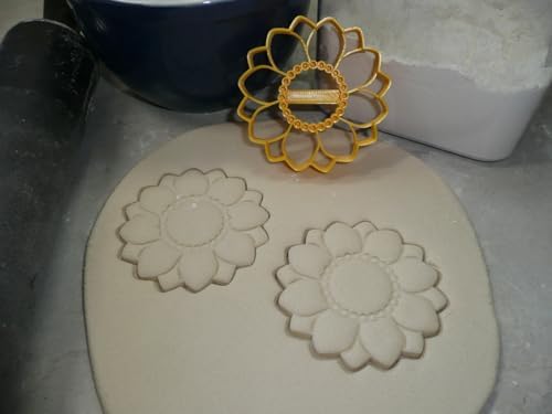 SUNFLOWER BLOOME MEDIUM SIZE COOKIE CUTTER USA MADE