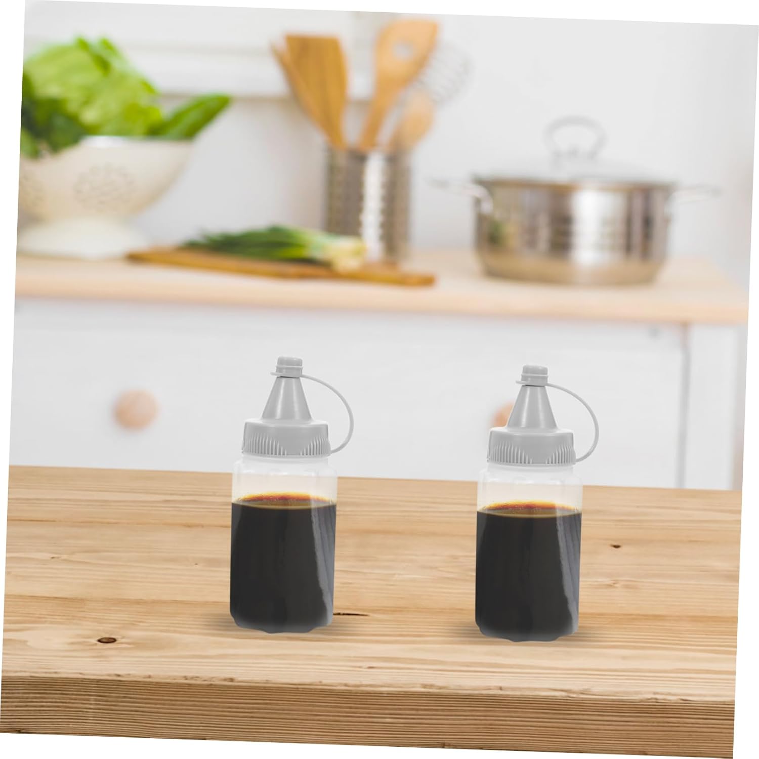 Hoement 4 Pack Mini Squeeze Bottles for Sauce Storage