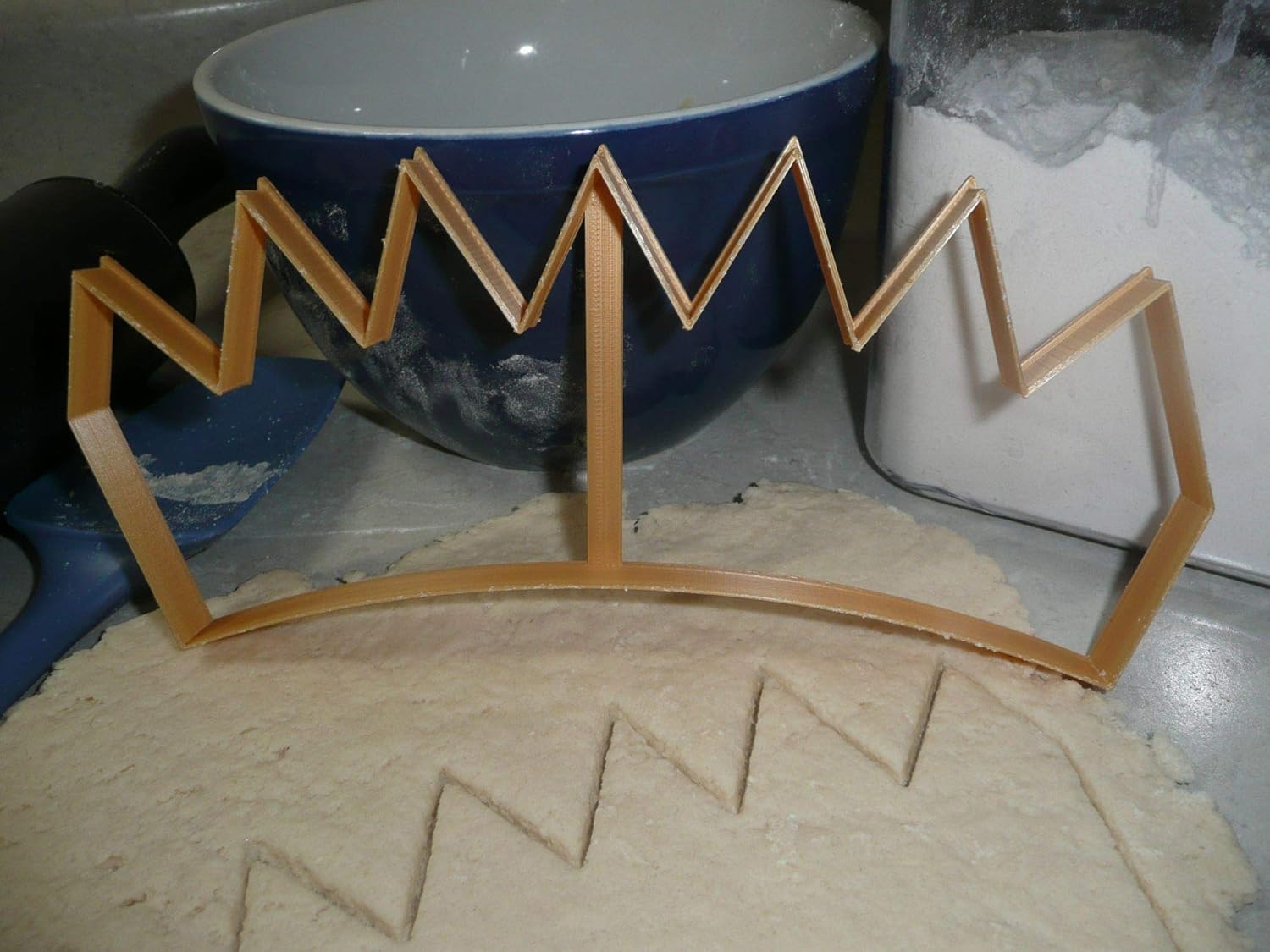 YNGLLC CROWN Cookie Cutter 85 x 4 x 0625