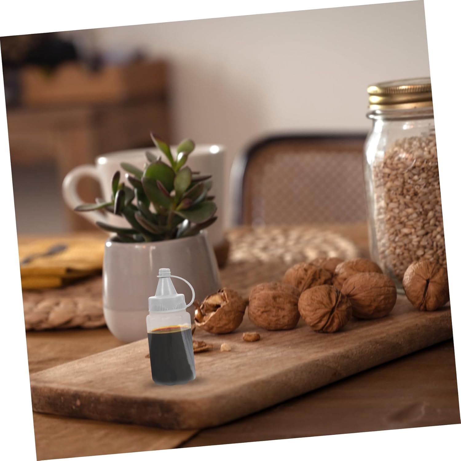Hoement 4 Pack Mini Squeeze Bottles for Sauce Storage