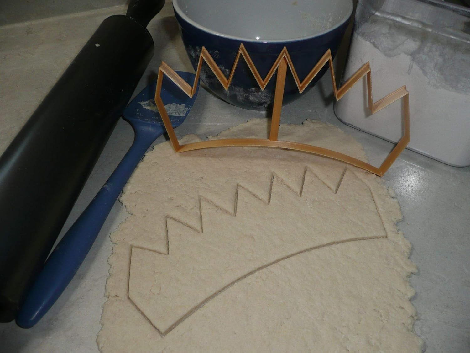 YNGLLC CROWN Cookie Cutter 85 x 4 x 0625