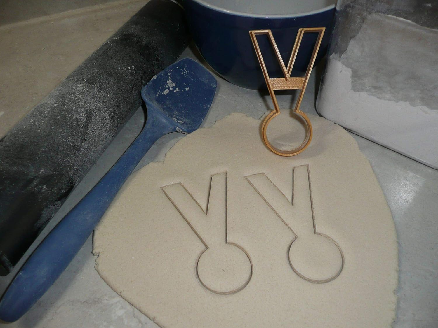 YNGLLC Runner Medal Award Ribbon Cookie Cutter