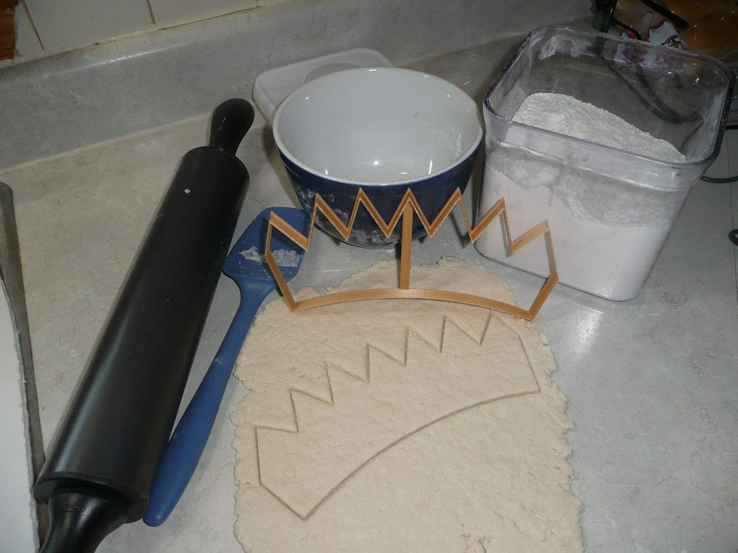 YNGLLC CROWN Cookie Cutter 85 x 4 x 0625